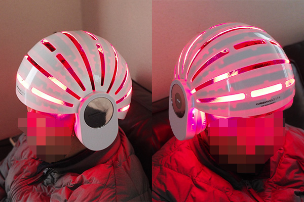 CurrentBody Skin LED 頭皮・頭髪ケアデバイスをかぶっている男性