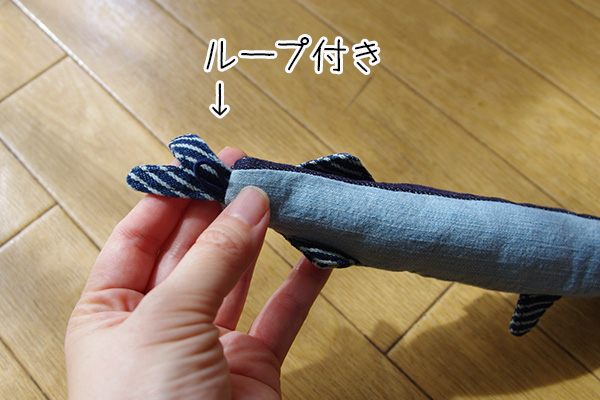 USEDo × 猫部 古着屋さんで見つけたような味わい深いデニムさかなの会のしっぽ部分にはループがついています。