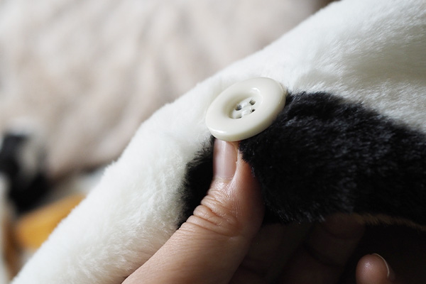 ニッセンオンライン猫フィール着る毛布三毛猫柄に付くボタンは角が丸く開け閉めしやすい