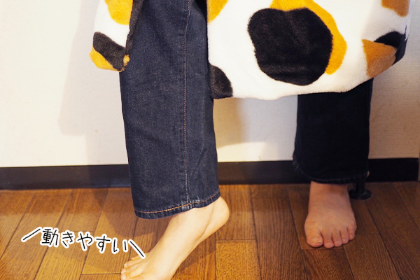 ニッセンオンライン猫フィール着る毛布三毛猫柄は足さばきしやすいひざ下丈です