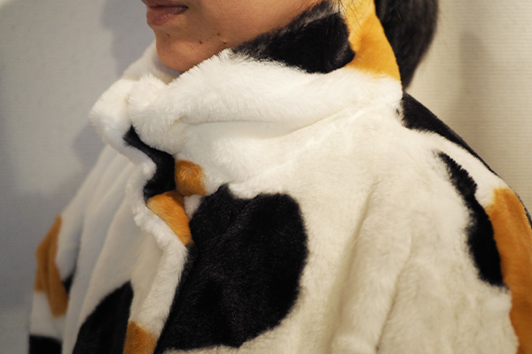 ニッセンオンライン猫フィール着る毛布三毛猫柄のスタンドカラーを立ち上げたところ