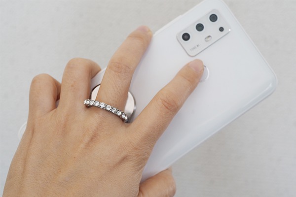 TARO KAMITANIデザインのスマホリングティアラフィンガーリングを実際に使っている様子